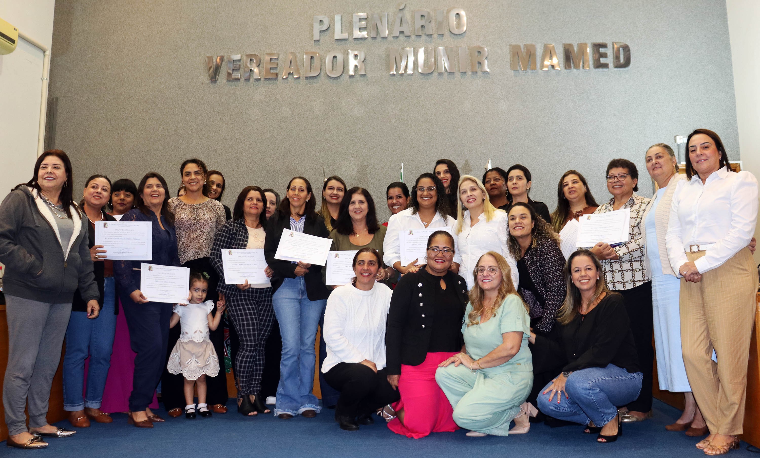 CÂMARA DE FRONTEIRA HOMENAGEIA PROFESSORES DA ESCOLA ABC COM MOÇÃO DE APLAUSOS